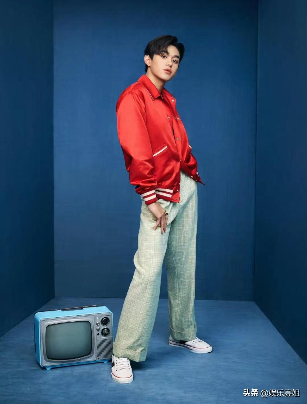 黃旭熙最新消息（錄制完舞臺的黃旭熙給粉絲下跪事件） 8