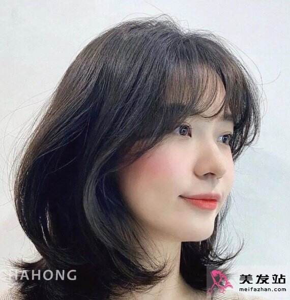 不挑臉型鎖骨發(fā)型 甜美減齡不失時尚感