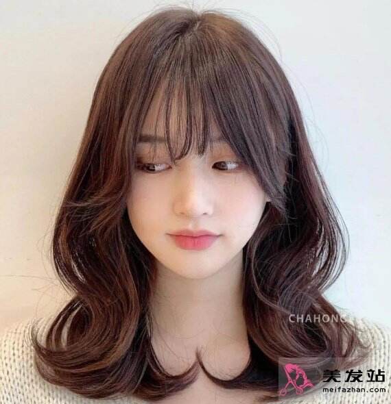 不挑臉型鎖骨發(fā)型 甜美減齡不失時尚感