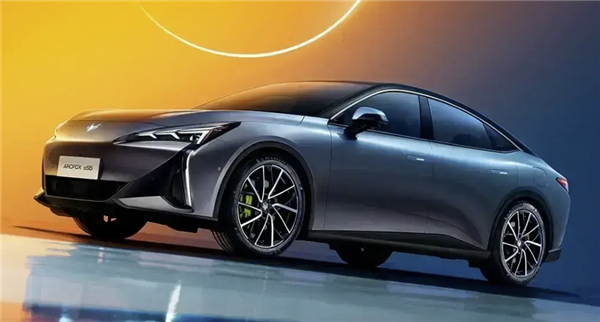 環(huán)抱式設(shè)計+賽車座椅！極狐阿爾法S5內(nèi)飾官圖發(fā)布