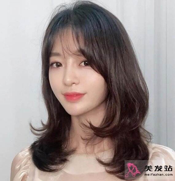 不挑臉型鎖骨發(fā)型 甜美減齡不失時尚感