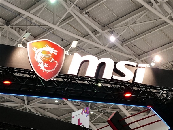 微星推出RTX 4060 8G DUKE 3X暗黑龍爵顯卡：純黑外觀、加入碳纖維飾紋