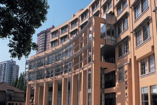 中國商學(xué)院排名 南開大學(xué)排名第6名，第一名是它當(dāng)之無愧