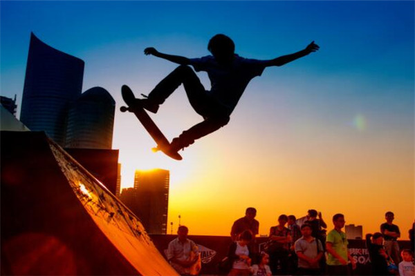 十種不適合學(xué)滑板的人 怕摔怕疼是大忌，你敢學(xué)嗎