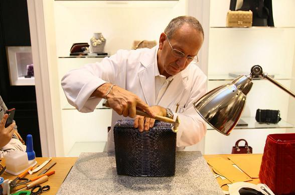 急缺男性的冷門職業(yè) 裁縫位列榜首，皮具護理師上榜