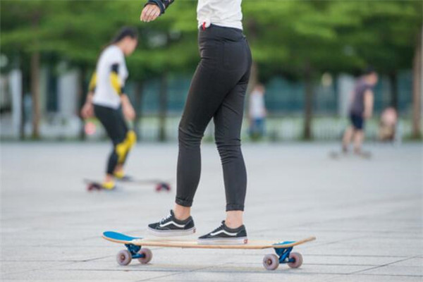 十種不適合學(xué)滑板的人 怕摔怕疼是大忌，你敢學(xué)嗎
