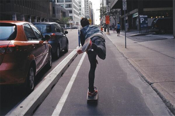 十種不適合學(xué)滑板的人 怕摔怕疼是大忌，你敢學(xué)嗎