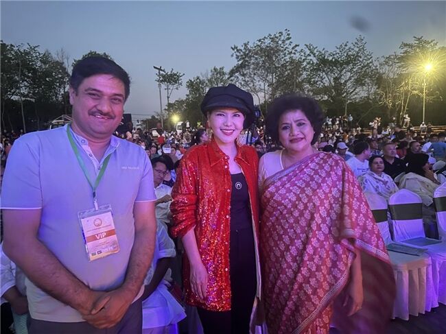 烏蘭圖雅放歌“藍(lán)毗尼國(guó)際和平音樂(lè)節(jié)” 祝中尼友誼長(zhǎng)存