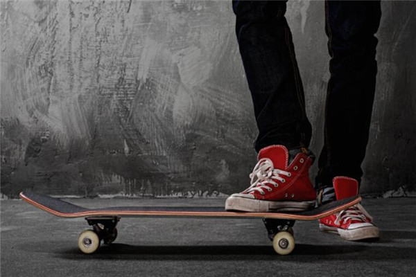 十種不適合學(xué)滑板的人 怕摔怕疼是大忌，你敢學(xué)嗎