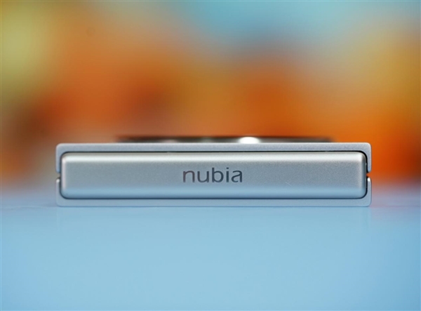 折疊屏手機(jī)僅2999元！努比亞Flip圖賞