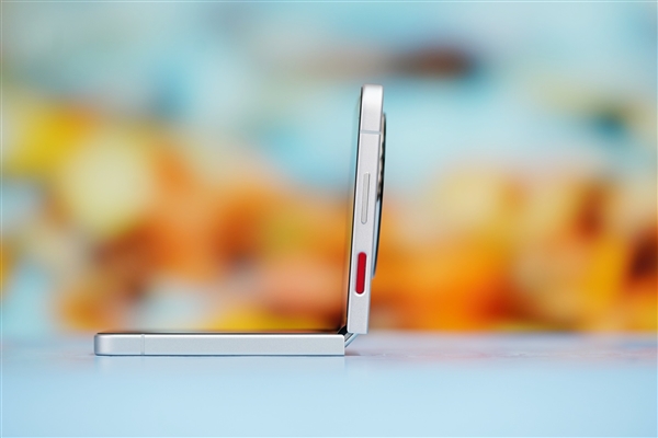 折疊屏手機(jī)僅2999元！努比亞Flip圖賞