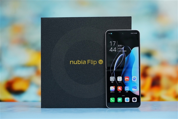 折疊屏手機(jī)僅2999元！努比亞Flip圖賞