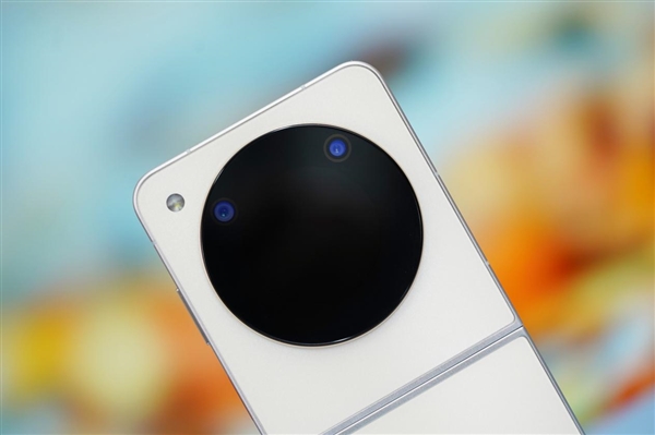 折疊屏手機(jī)僅2999元！努比亞Flip圖賞