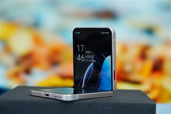 折疊屏手機(jī)僅2999元！努比亞Flip圖賞