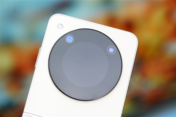 折疊屏手機(jī)僅2999元！努比亞Flip圖賞