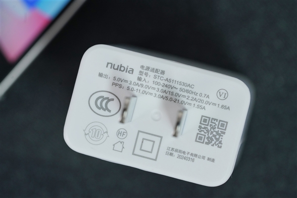 折疊屏手機(jī)僅2999元！努比亞Flip圖賞