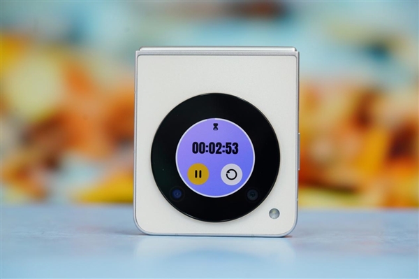 折疊屏手機(jī)僅2999元！努比亞Flip圖賞