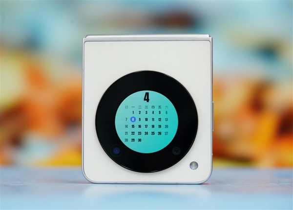 折疊屏手機(jī)僅2999元！努比亞Flip圖賞