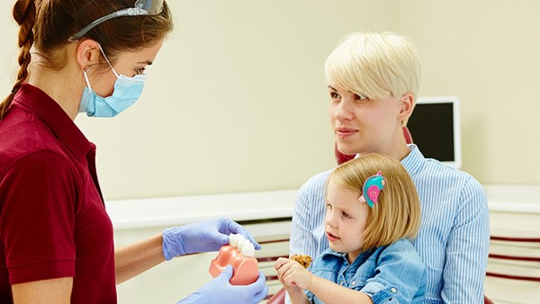 怎樣判斷嬰兒有沒有內(nèi)斜視