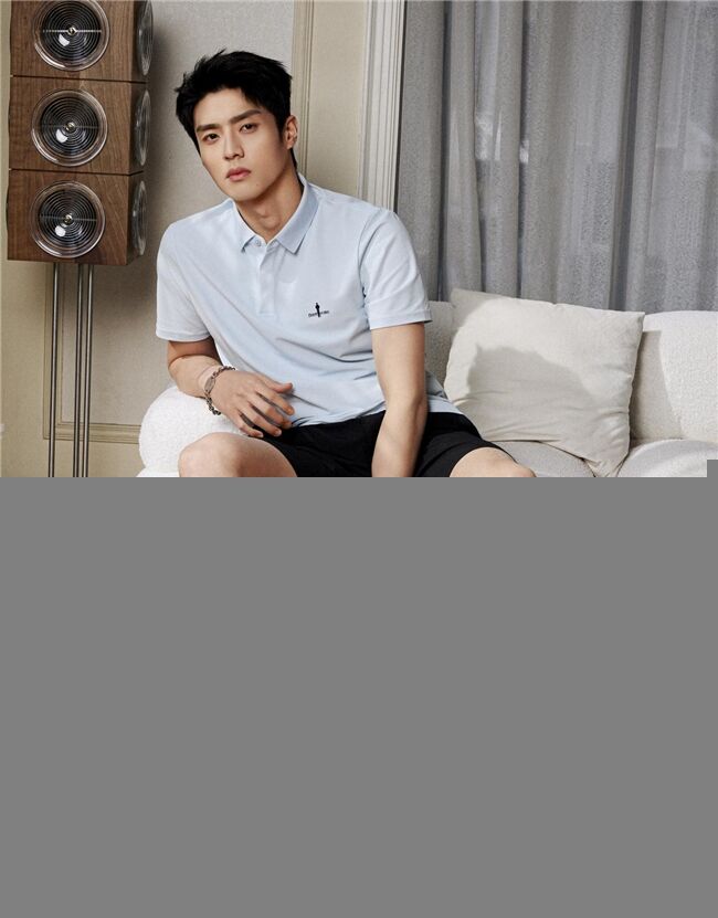 “老王哥”王安宇現(xiàn)身維也納當導游，一身比音勒芬潮裝，網(wǎng)友直呼夢回《花少》