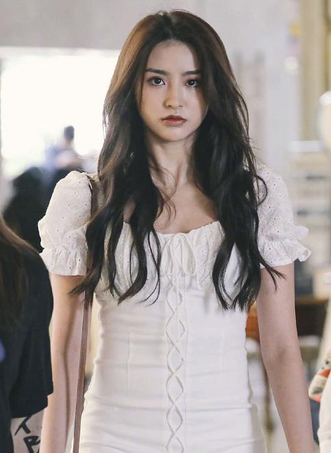 剛出道就發(fā)福 95后女星近照腰身魁梧腿太粗，不復(fù)以往精致形象（95后女星近照腰身魁梧腿太粗）(4)