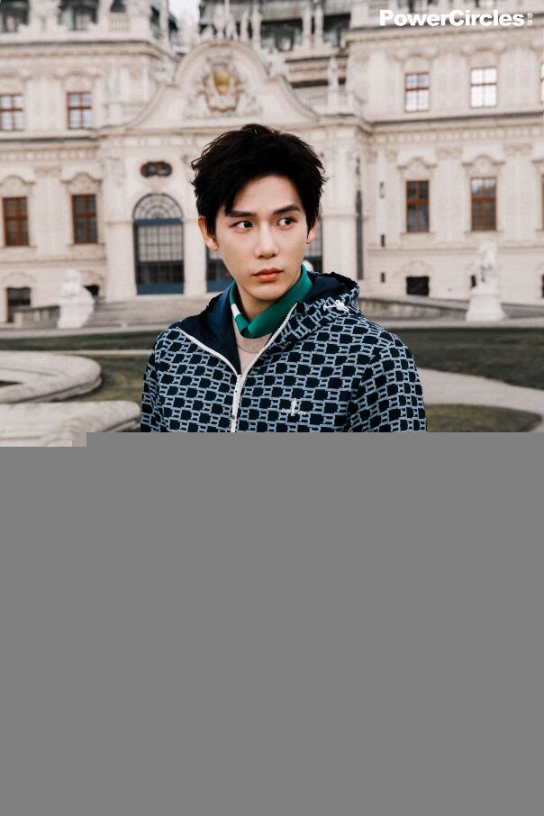 “老王哥”王安宇現(xiàn)身維也納當導游，一身比音勒芬潮裝，網(wǎng)友直呼夢回《花少》