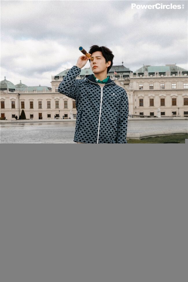 “老王哥”王安宇現(xiàn)身維也納當導游，一身比音勒芬潮裝，網(wǎng)友直呼夢回《花少》