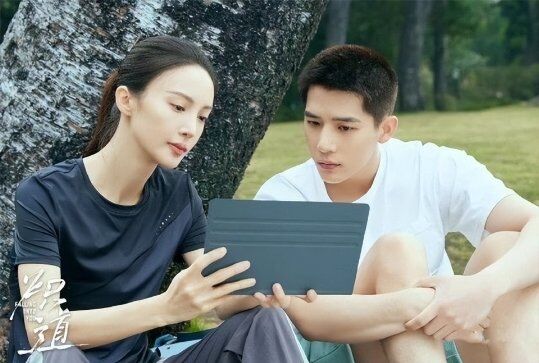 “老王哥”王安宇現(xiàn)身維也納當導游，一身比音勒芬潮裝，網(wǎng)友直呼夢回《花少》