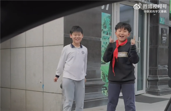 小米SU7被倆小孩歡呼雀躍式圍觀 網(wǎng)友直呼埋下了種子 雷軍回應(yīng)