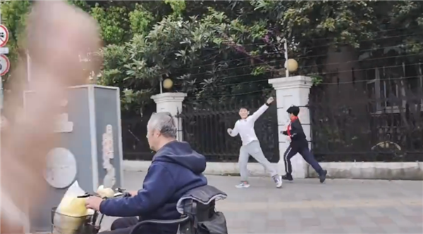 小米SU7被倆小孩歡呼雀躍式圍觀 網(wǎng)友直呼埋下了種子 雷軍回應(yīng)