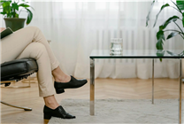 女孩蹺二郎腿失敗 網(wǎng)友：原來(lái)真的有人不會(huì)蹺二郎腿