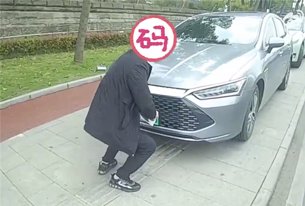 男子監(jiān)控底下遮擋號(hào)牌被抓正著：罰200扣9分