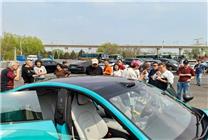 小米SU7被老外圍觀：羨慕中國全是電動(dòng)車 驚嘆中國之繁華