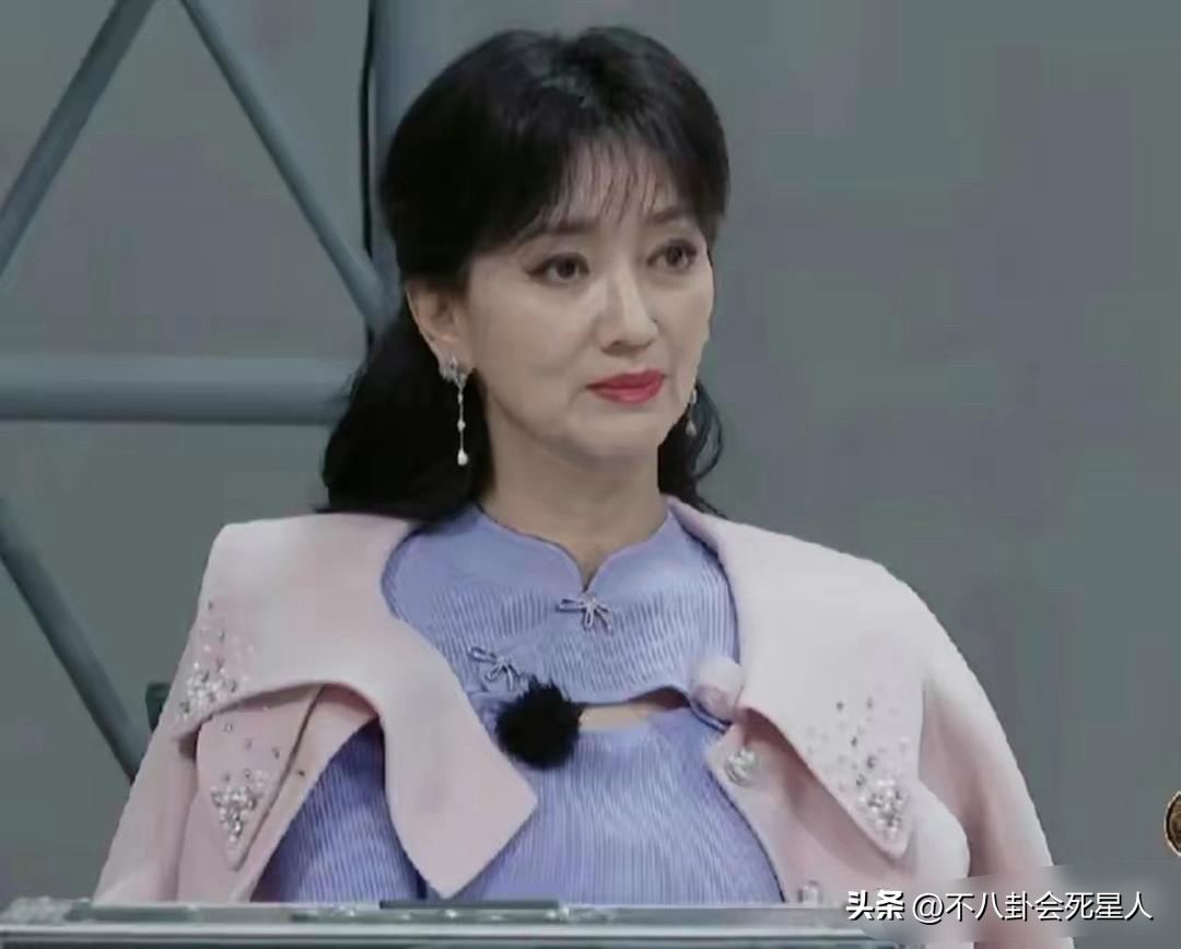 "趙雅芝穿著紫色套裝引爭(zhēng)議，70歲扮嫩還是自由選擇？" 8