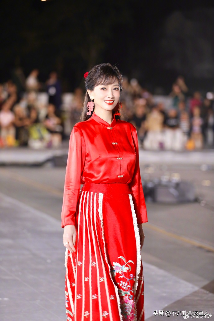 "趙雅芝穿著紫色套裝引爭(zhēng)議，70歲扮嫩還是自由選擇？" 18