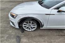 女子高速上奧迪車開到只剩輪轂 輪胎在飛：無視故障燈 網(wǎng)友感慨狠人