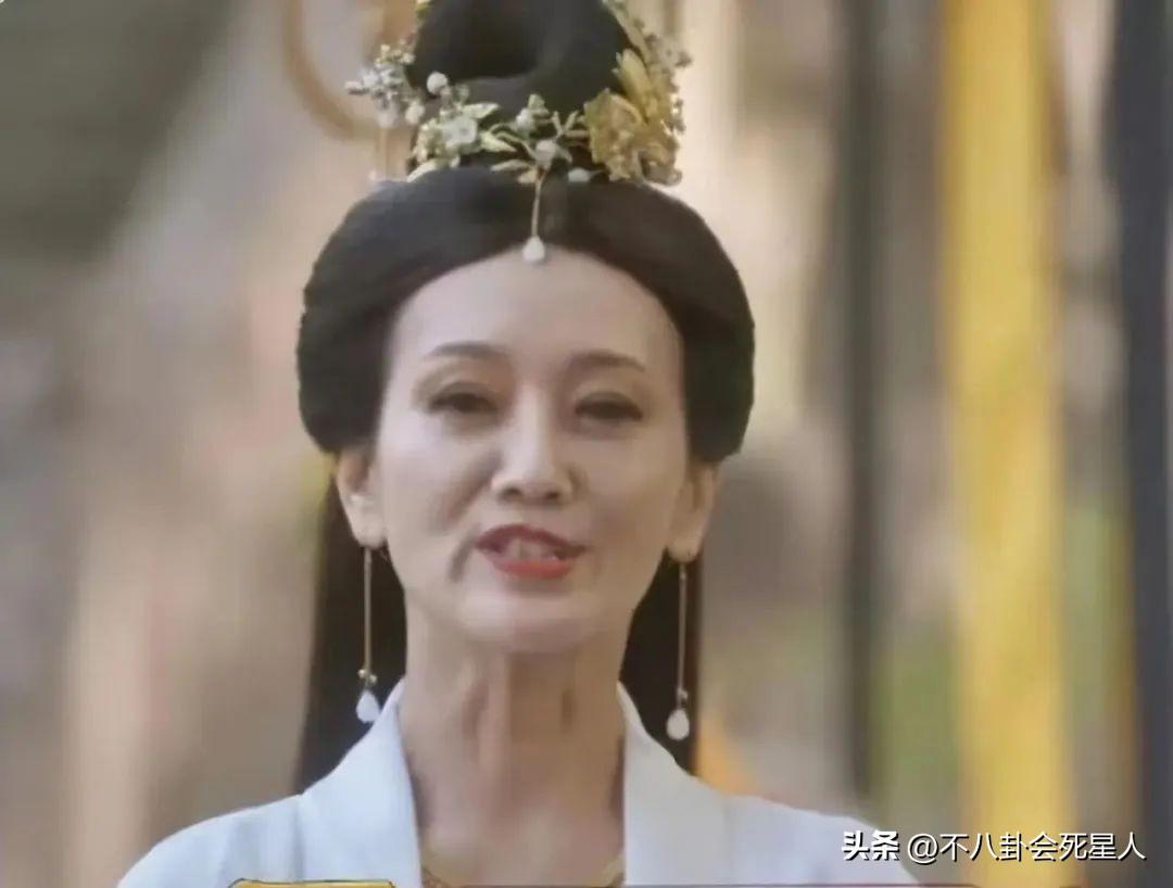 "趙雅芝穿著紫色套裝引爭(zhēng)議，70歲扮嫩還是自由選擇？" 20