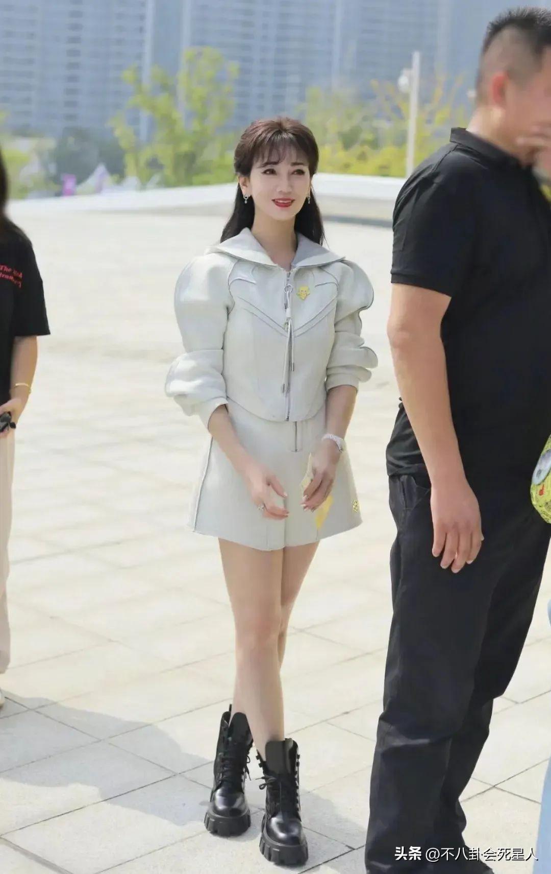 "趙雅芝穿著紫色套裝引爭(zhēng)議，70歲扮嫩還是自由選擇？" 16