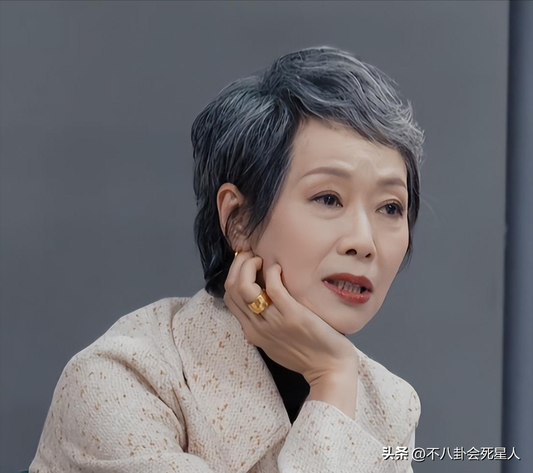 "趙雅芝穿著紫色套裝引爭(zhēng)議，70歲扮嫩還是自由選擇？" 30