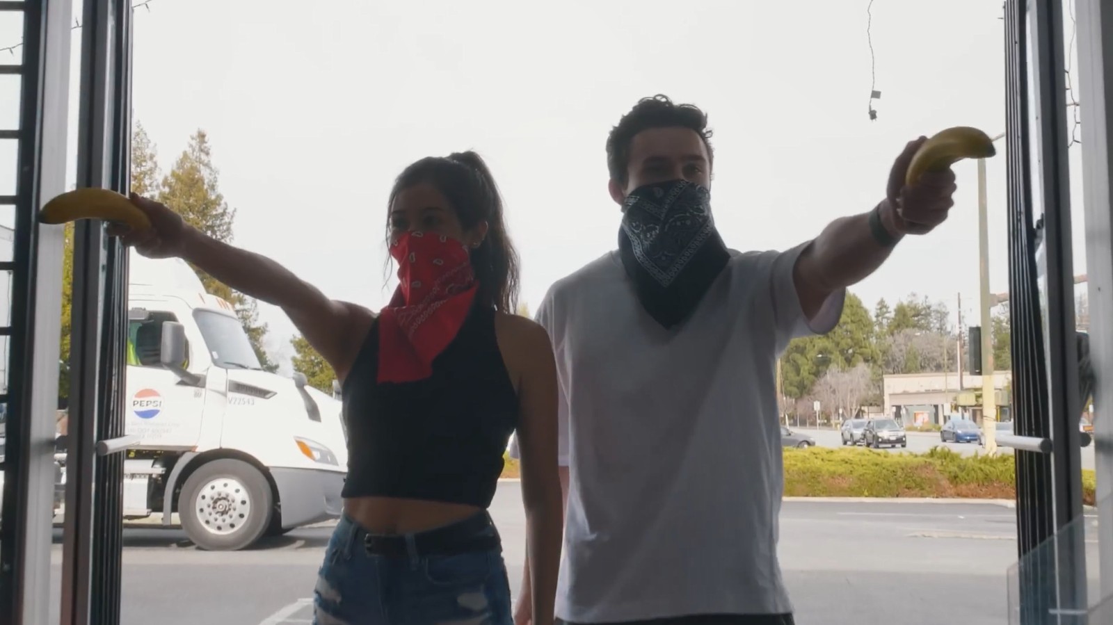 神還原，細(xì)節(jié)拉滿！粉絲用現(xiàn)實(shí)場(chǎng)景復(fù)刻《GTA6》預(yù)告片