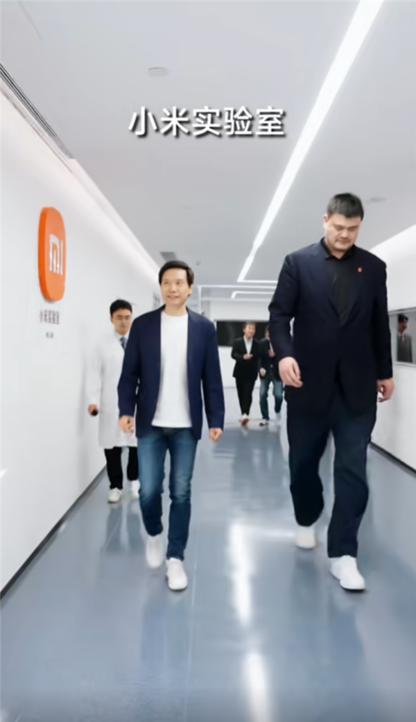 姚明參觀小米科技園 身高1米8雷軍合影秒變1米5