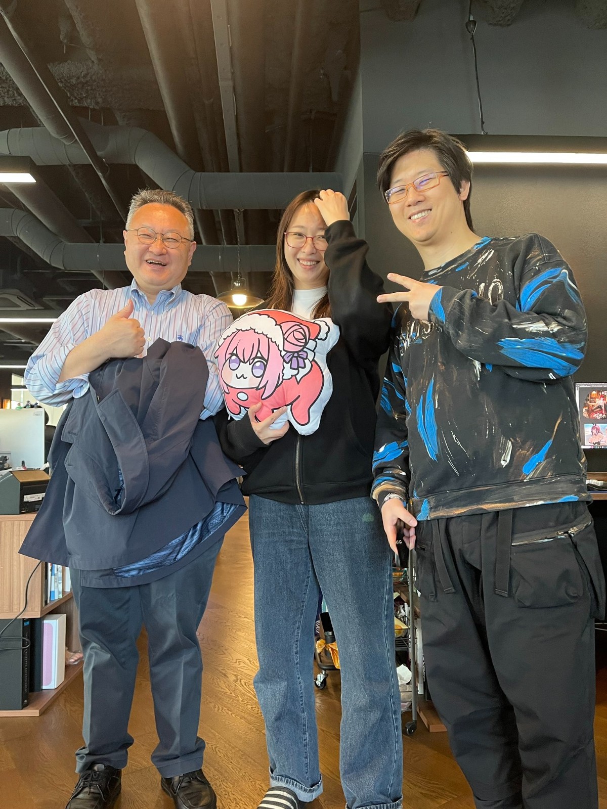 《星刃》金亨泰夫婦與吉田修平合影 公司女員工多