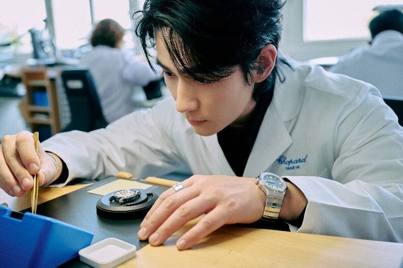 Chopard蕭邦全球品牌大使朱一龍佩戴珠寶腕表臻品出席“鐘表與奇跡”（Watches and Wonders）日內(nèi)瓦高級(jí)鐘表展直播活動(dòng)