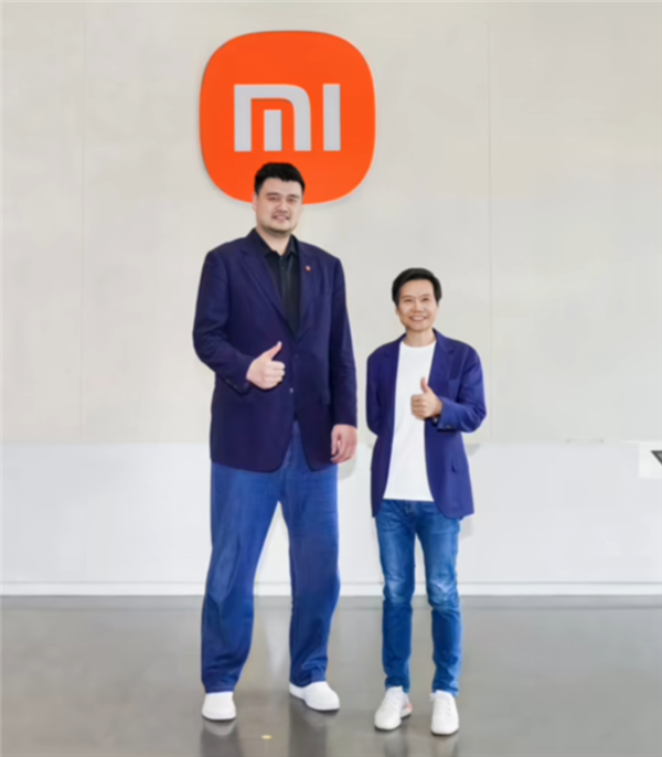 姚明參觀小米科技園 身高1米8雷軍合影秒變1米5