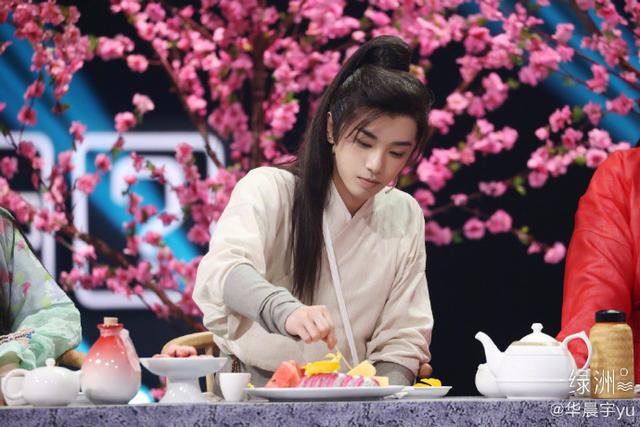 華晨宇曬古裝造型 臉型完美匹配武俠風(fēng)(華晨宇曬古裝造型)(1)