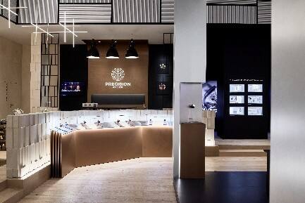 精妙之藝 傳奇新章 積家全球代言人易烊千璽亮相2024“鐘表與奇跡”日內(nèi)瓦高級鐘表展積家展廳