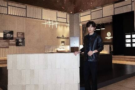 精妙之藝 傳奇新章 積家全球代言人易烊千璽亮相2024“鐘表與奇跡”日內(nèi)瓦高級鐘表展積家展廳