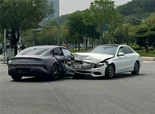 小米SU7上路首撞負(fù)全責(zé) 行車(chē)記錄儀視角公布：左轉(zhuǎn)未讓直行