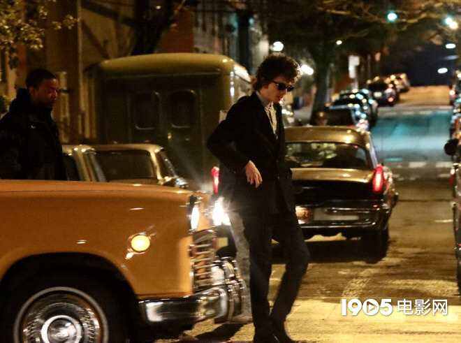 漸入佳境！《完全未知》路透 甜茶復(fù)古造型亮相