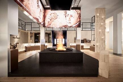 精妙之藝 傳奇新章 積家全球代言人易烊千璽亮相2024“鐘表與奇跡”日內(nèi)瓦高級鐘表展積家展廳